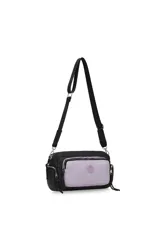 Bandolera tipo puffer color beige con correa negra regulable.