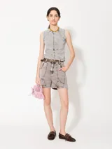 Short de gabardina color gris con teñido diferenciado. Presenta recortes curvos, bolsillos delanteros curvos y bolsillos plaque en la espalda. Se completa con botón en la cintura y detalles de remaches níquel.