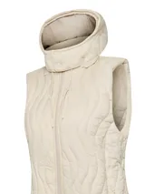 Chaleco campera color blanco antiguo, con relleno Thermore, cuello alto, cierre frontal y bolsillos laterales. El gorro es desmontable.