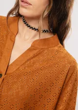 Camisa marrón con calados, escote en V, abotonada y manga 3/4.