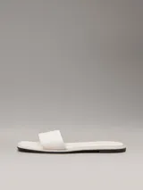 Ojotas de lona color blanco con logo grabado en las tiras, la plantilla y el talón.