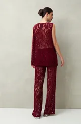 Pantalón de encaje floral color borgoña, de corte ancho y con transparencias.