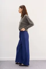 Pantalón palazzo azul eléctrico de tiro alto con cintura elastizada y bolsillos diagonales.