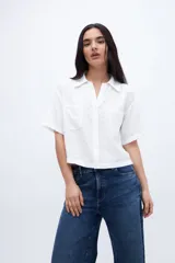 Blusa verde con escote en V, cuello camisero, manga corta y dos bolsillos en el pecho.