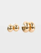 Set de dos pares de aros tipo argolla dorados con diseño chunky y cierre a presión.