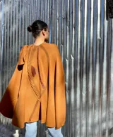 Capa color marrón con apliques de cuero y tejido de punto en lana.