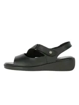 Sandalia de cuero negra con plataforma baja, tira ancha sobre el empeine, abertura en la punta y tira trasera con ajuste de velcro.