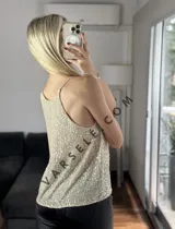Musculosa plateada con lentejuelas, escote en V y tirantes finos.