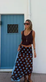 Falda midi de gasa color marrón con lunares celestes.