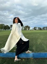 Zapatillas bajas con estampado animal print de vaca en blanco y negro, con cordones marrones y suela color caramelo.