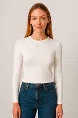 Remera blanca de algodón, de corte ajustado y manga larga.