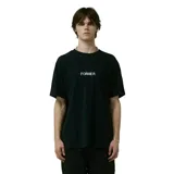 Remera negra de corte holgado con cuello redondo y manga corta. Presenta un pequeño logo blanco con la palabra "FORMER" en el pecho.