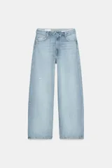 Pantalón de jean celeste de tiro bajo con cinco bolsillos y detalle de cintura vuelta. Cierre frontal con cremallera y botón metálico.