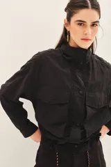 Campera negra con jareta ajustable en el ruedo con cordón de colores, presilla interna en las mangas y bolsillos en el delantero.