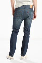 Pantalón de jean azul oscuro, corte skinny, tiro medio y ajuste stretch.