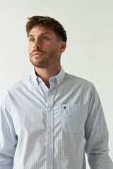 Camisa celeste a rayas rojas de hombre, manga larga, con bolsillo y logo bordado.