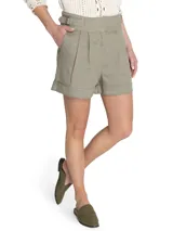 Short de tiro alto color verde oliva, confeccionado en lino orgánico, con cierre cruzado y hebillas en los costados. Incluye bolsillos y pinzas.