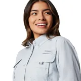 Camisa de pesca Columbia Bahama de manga larga color azul marino, con cuello abotonado, dos bolsillos frontales con cierre de velcro, ventilación en la espalda y tecnología Omni-Shade UPF 30.