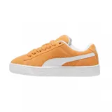 Championes Puma Suede XL color lila con detalles en blanco y suela color caramelo.