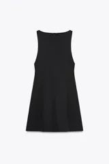 Vestido corto negro sin mangas, con cuello redondo y detalle de lazos blancos en la parte inferior.