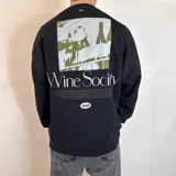 Buzo negro de corte oversize con estampa en la espalda de botellas de vino y texto "Wine Society".