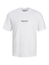 Camiseta blanca de manga corta y cuello redondo con estampado pequeño en el pecho.