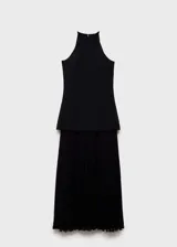 Vestido negro con cuello halter y falda plisada.