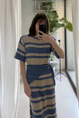 Vestido tejido artesanal a rayas horizontales en tonos marrón y rojo, con cuello redondo y mangas cortas.