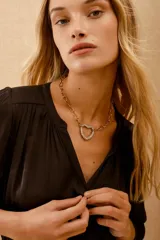 Collar dorado de eslabones grandes con dije de corazón con incrustaciones de strass.