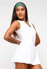 Vestido deportivo color verde con logo bordado en blanco en el pecho. Diseño sin mangas, con cuello mao y cierre parcial con botones. Falda con corte evasé y short interno.