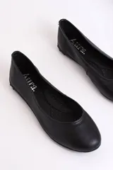 Ballerinas negras de cuero genuino, con diseño clásico y punta redondeada.