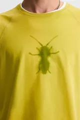 Musculosa gris de corte holgado con cuello redondo y sisas amplias. Tiene un efecto lavado que le da una apariencia única.
