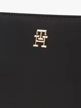 Bandolera Tommy Hilfiger negra con correa ajustable con logo de la marca.