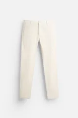 Pantalón de corte skinny fit color crema, confeccionado en tejido con mezcla de algodón y elasticidad. Cuenta con bolsillos frontales y traseros de vivo. Cierre frontal con cremallera y botón.
