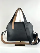 Cartera negra de cuero genuino con correa corta de cuero color tostado y correa larga de cinta negra con letras blancas.