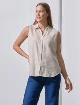 Camisa sin mangas de lino a rayas verticales azules y blancas, con cuello con solapa, escote en V, abertura central con botones y bolsillo en el pecho.