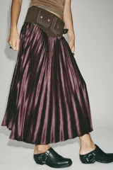 Falda midi plisada color marrón oscuro, de tiro alto y cintura elástica.