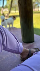 Pantalón de gabardina lila, de corte recto y tiro alto.