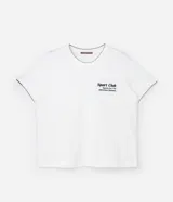Remera blanca de algodón con cuello redondo y mangas cortas con borde negro. Estampado frontal con texto "Sport Club Sports For The Adventure Seekers" en color negro.