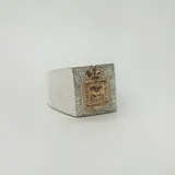 Anillo de plata 925 con aplique de oro 9k, con forma cuadrada y diseño de escudo policial.
