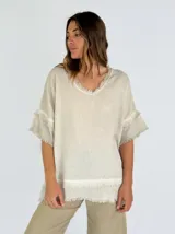 Blusa color beige de lino, con escote en V y mangas cortas con volados.