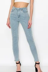 Jean skinny de tiro alto color celeste con strass plateados en la parte delantera.