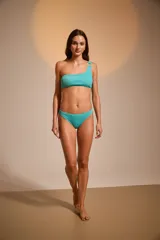Top de bikini color ladrillo, de un solo hombro con aro decorativo.