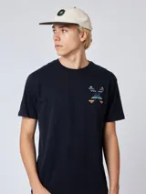 Remera azul marino de algodón orgánico con estampado en la espalda de una cruz formada por motivos geométricos de estilo étnico.