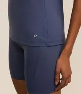 Musculosa deportiva roja de microfibra con perforaciones y espalda estilo nadador.