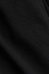 Vestido largo (tobillero) negro de corte recto y holgado, tipo remerón, con cuello redondo y mangas cortas.