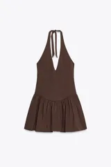 Vestido corto marrón con cuello halter, escote pico y falda con volados.