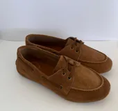 Zapato náutico acordonado color marrón, confeccionado en gamuza.