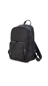 Mochila negra de nylon con cierre principal y dos bolsillos frontales con cierre.