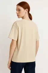 Remera blanca de algodón con estampado de limones, una taza y la frase "Lemon Tarte" en color rosa.